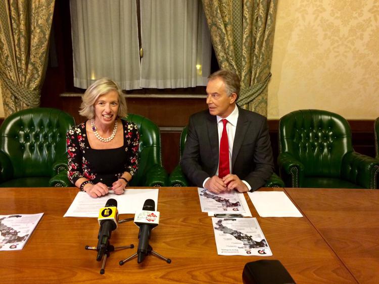 Il ministro dell'Istruzione Stefania Giannini e l'ex premier britannico Tony Blair. (foto Adnkronos)