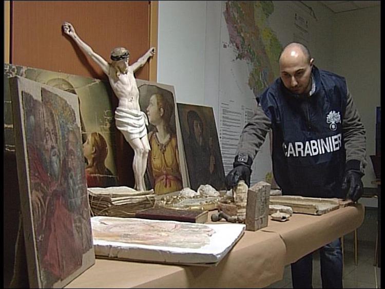 Museo 'clandestino' nella villa di un avvocato a Roma: opere d'arte e reperti archeologici rubati