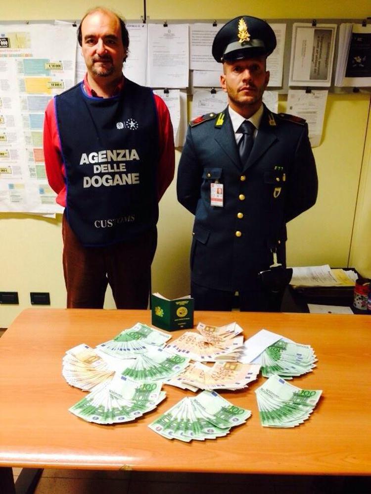 Varese: fermato all'aeroporto di Malpensa con 16mila euro falsi