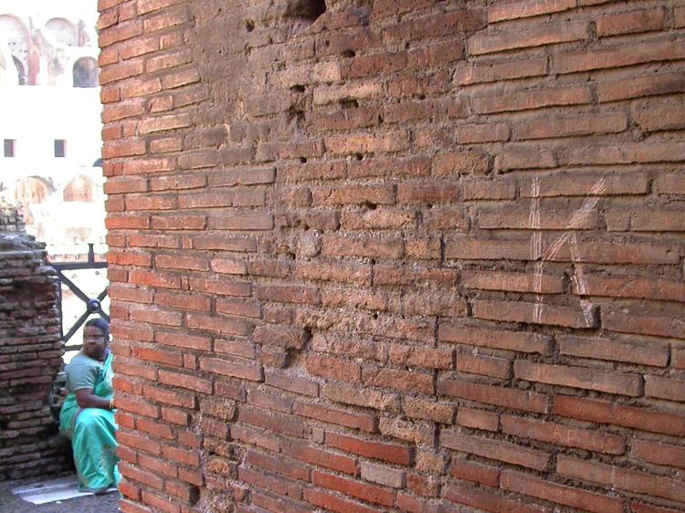 Colosseo: turista russo danneggia muro, colto in flagrante e denunciato