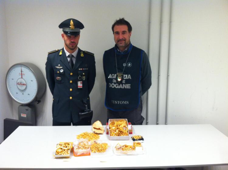 Varese: sbarca a Malpensa con 6 chili di oro in gioielli, denunciata