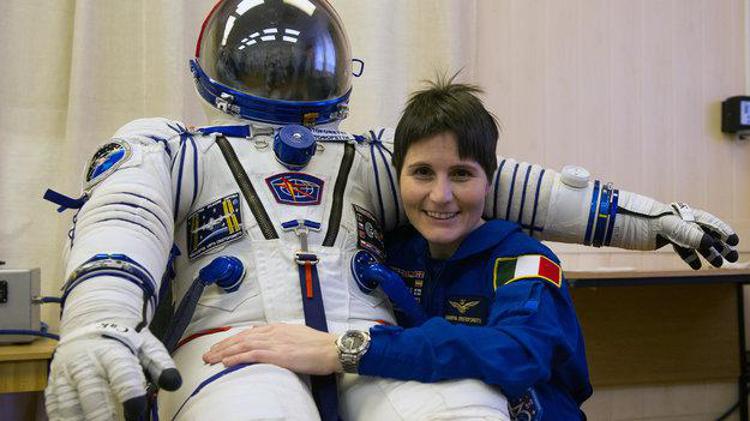 l'astronauta Samantha Cristoforetti con la tuta Sokol che indosserà al lancio del 23 novembre - (foto Esa)
