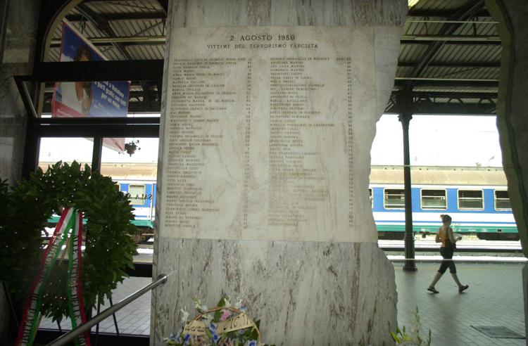 La targa alla stazione di Bologna che ricorda la strage (foto Infophoto) - PRISMA