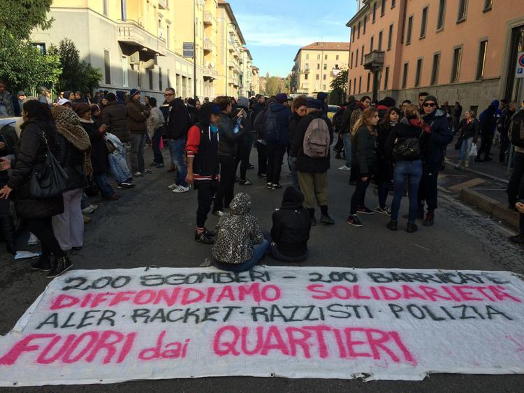Milano, in corso lo sgombero di due centri sociali: cariche e scontri