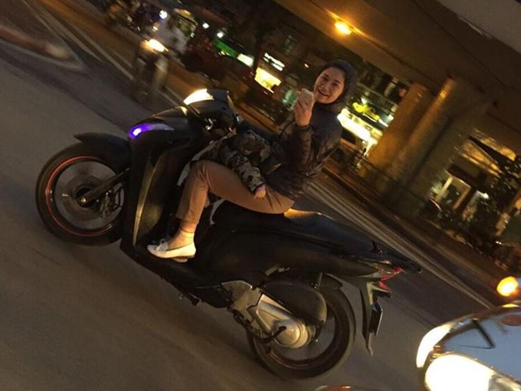 Vietnam: fan di Beckham in scooter senza casco, il web si scatena