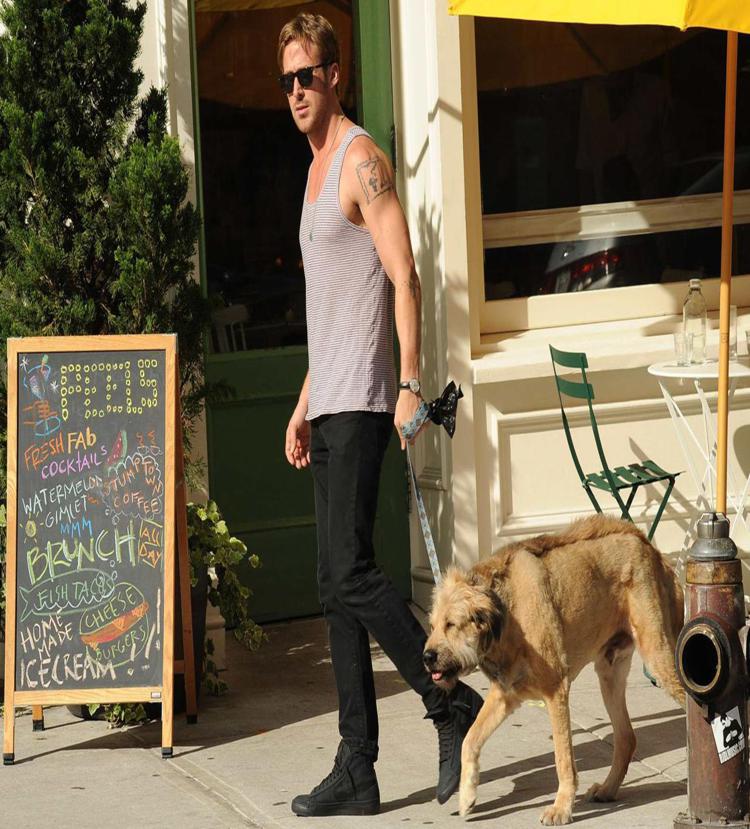 L'attore Ryan Gosling, fra i protagonisti di 'Nice Guys', a passeggio a New York (Foto Infophoto) 