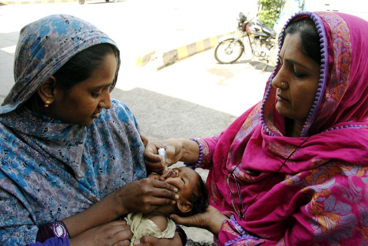 Vaccinazione antipolio in Pakistan (Xinhua)