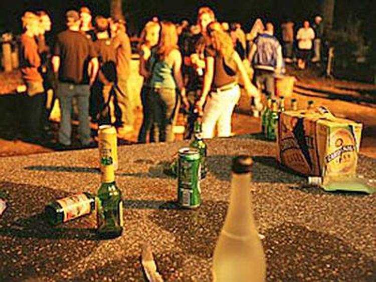 Alcol: Cnr, adolescenti bevono meno ma in più posti in un solo giorno