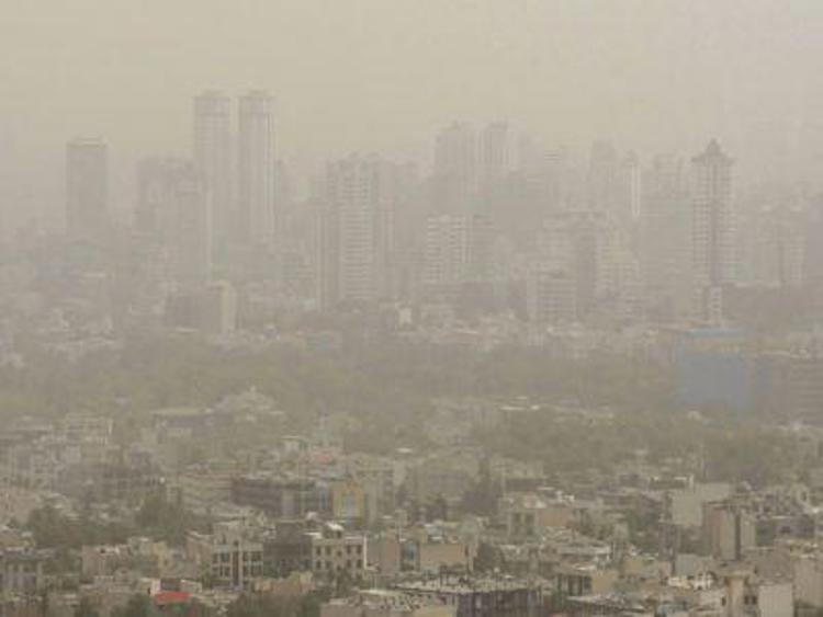 Teheran avvolta dallo smog (Foto Afp)