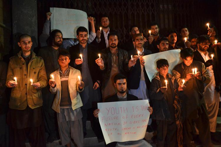 Pakistan: armi ai docenti dopo strage scuola Peshawar, è polemica