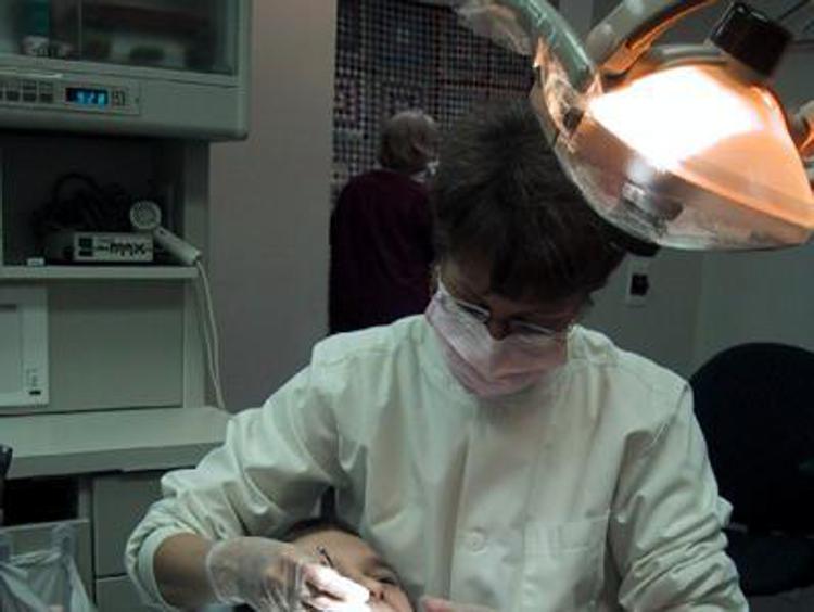 Sanità: in Italia 15 mila falsi dentisti, 75 mln euro danno ad erario