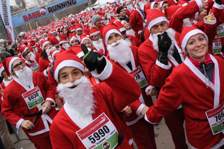Milano, migliaia di Santa Claus di corsa per le vie del centro: è la 'Babbo Running' di solidarietà