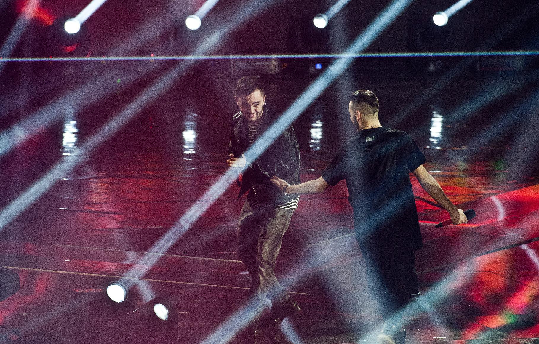 Lorenzo Fragola sul palco di X Factor