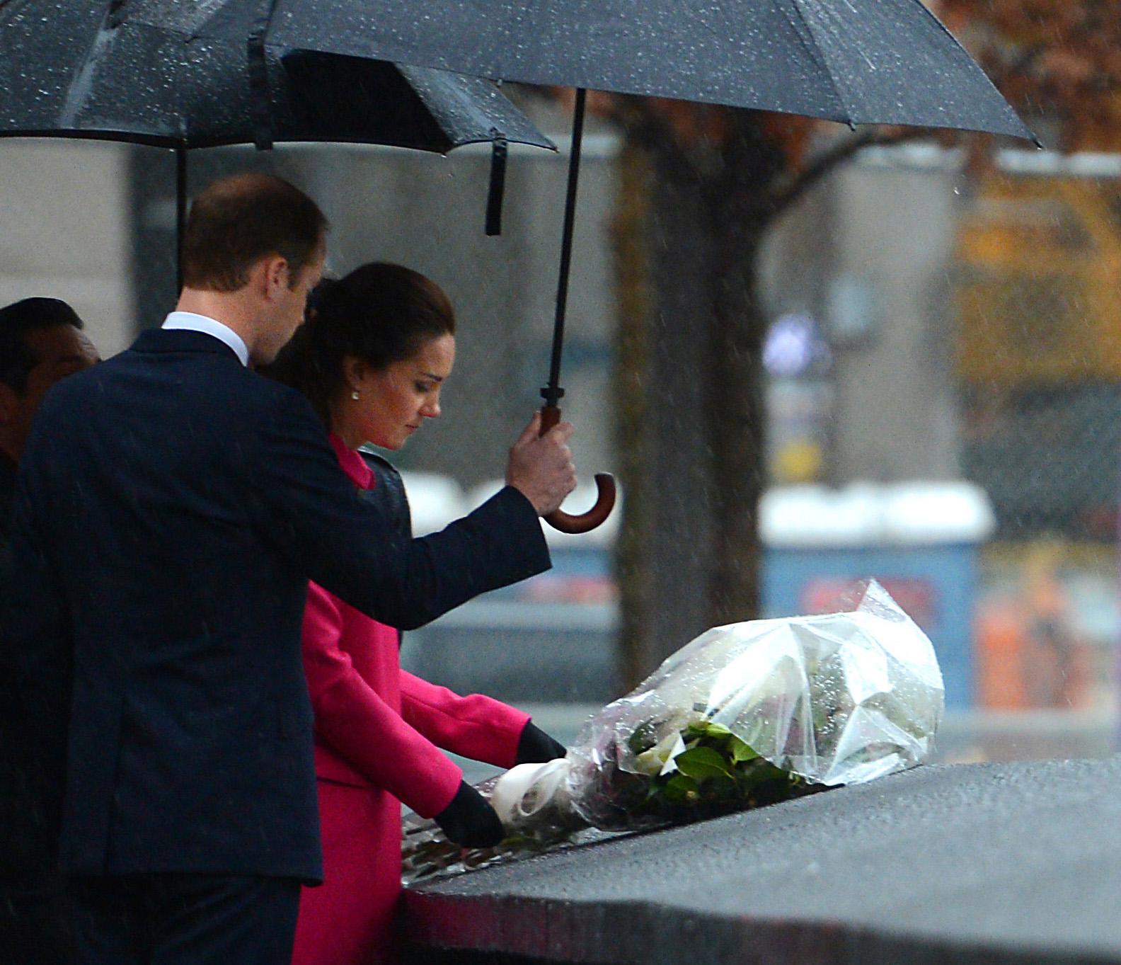 Nel corso del loro ultimo giorno a New York, duchi di Cambridge si sono recati in visita al Memoriale dell’11 settembre dove avevano deposto un mazzo di fiori (Infophoto)