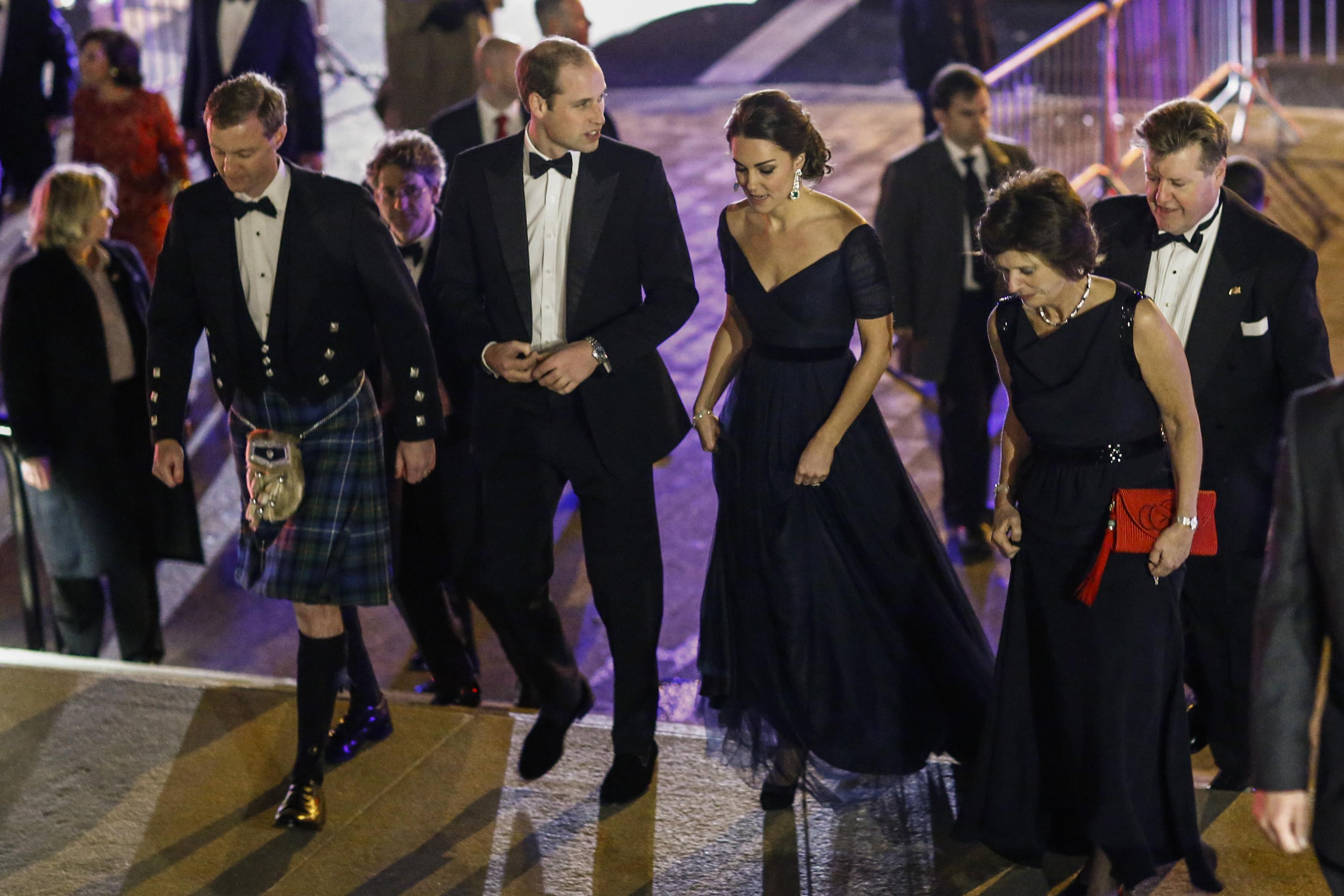 La duchessa, in cinta di cinque mesi, ha incantato sfoggiando un abito blu notte della stilista britannica Jenny Packham (Infophoto)