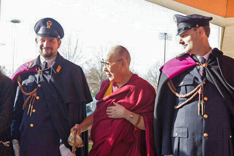 Nobel Pace: e il Dalai Lama impugnò la sciabola, siparietto con i poliziotti