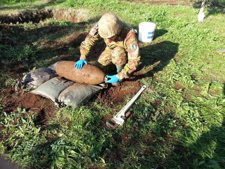 Esercito: artificieri disinnescano a Cori (Lt) bomba d'aereo di oltre 100 chili