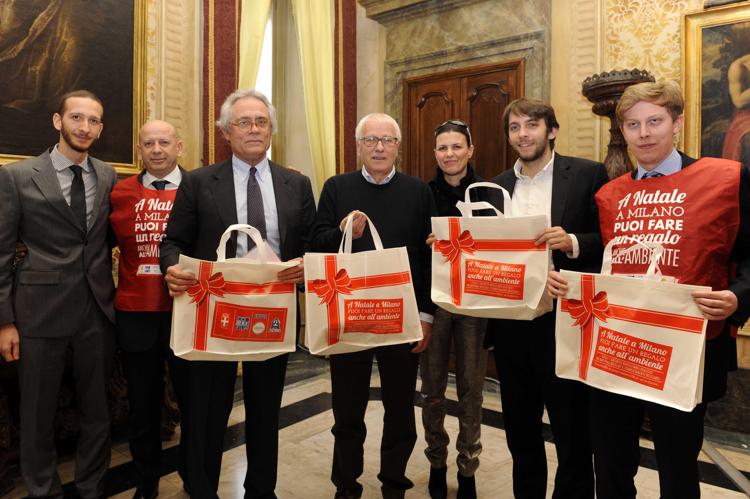 Natale: 100mila borse riciclate per lo shopping milanese