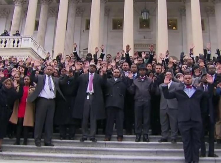 Usa: membri del Congresso con mani alzate contro violenza polizia su neri