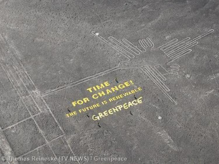 'È tempo di cambiare! Il futuro è rinnovabile', la scritta comparsa presso le Linee di Nazca © Thomas Reinecke (TV NEWS) / Greenpeace