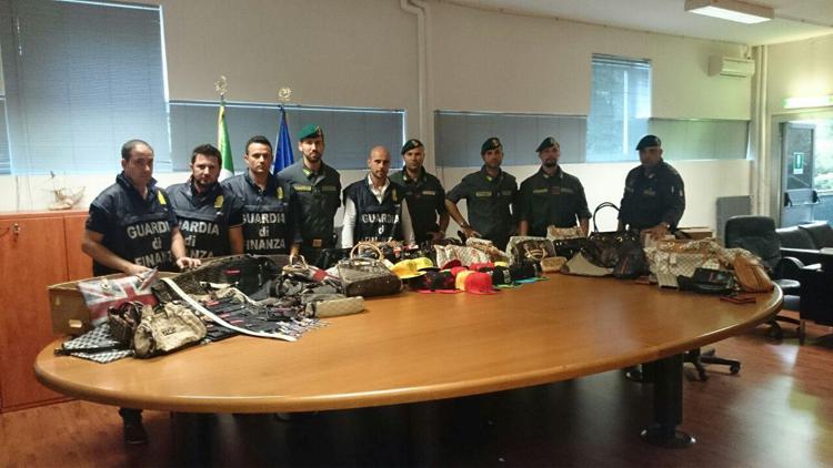 Varese: da Gdf maxi sequestro di 210.000 articoli contraffatti e non sicuri