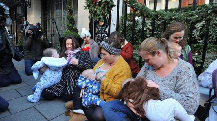 Sit in con allattamento davanti al Claridge's - (dal profilo twitter di Emily Slough)