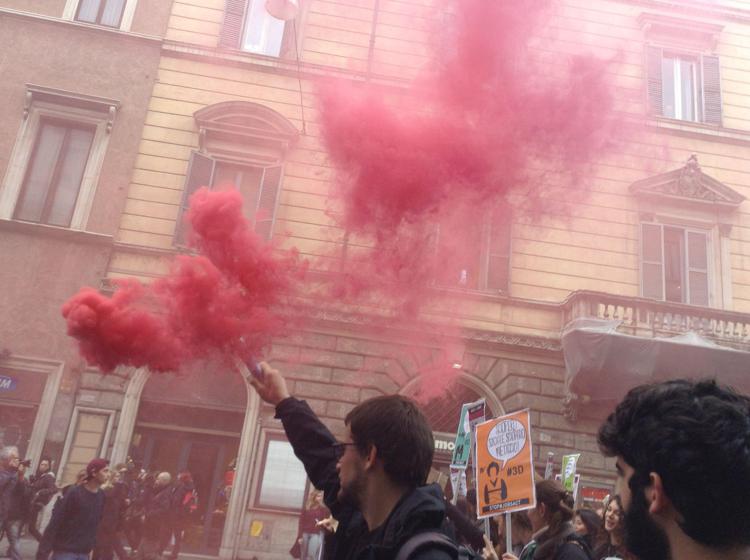 Scontri a Roma al corteo contro il Jobs Act: uova e cariche della polizia
