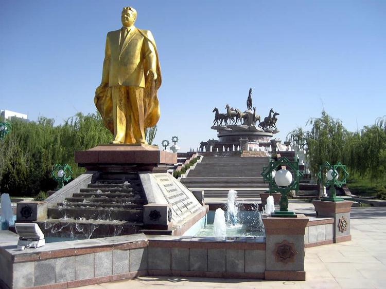 La statua d'oro del dittatore del Turkmenistan, Saparmurat Niyazov