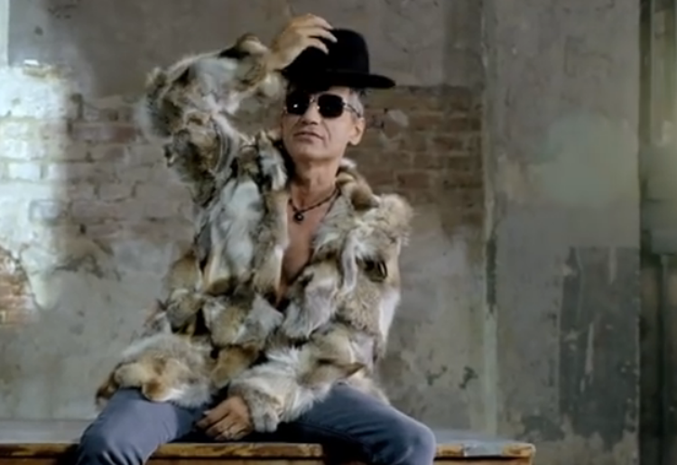 Luciano Ligabue  nel videoclip con la pelliccia 'incriminata'