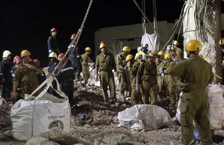 Taba Hotel Hilton Membri dell' IDF durante i lavori di soccorso per cercare eventuali sopravissuti all'attaco terroristico tenutosi a Taba in Egito l' 8-10-2004 - ©IBERPRESS