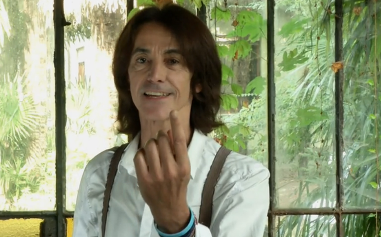 Alberto Fortis nel videoclip di 'Do l'anima'
