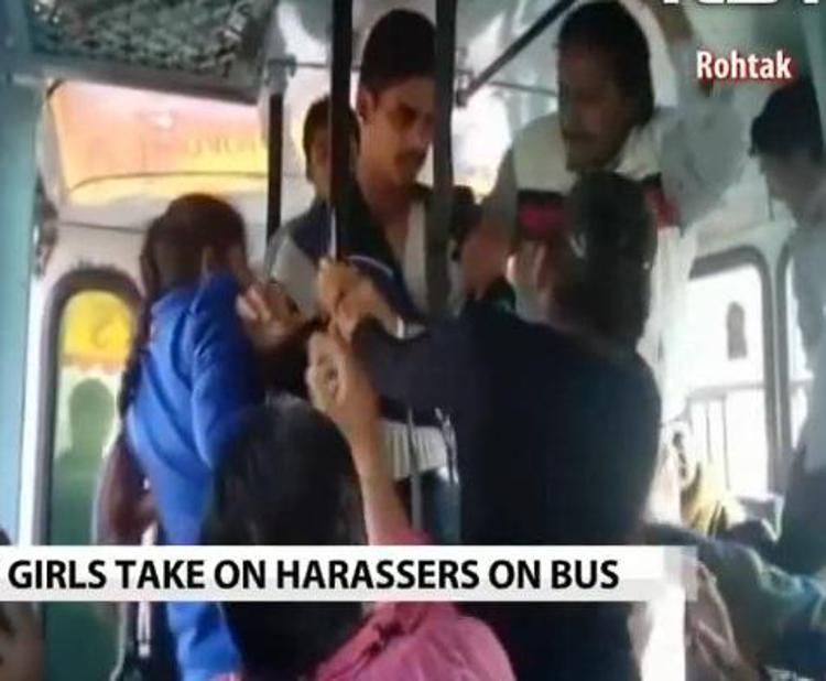 India: molestate sull'autobus reagiscono e mettono in fuga gli aggressori