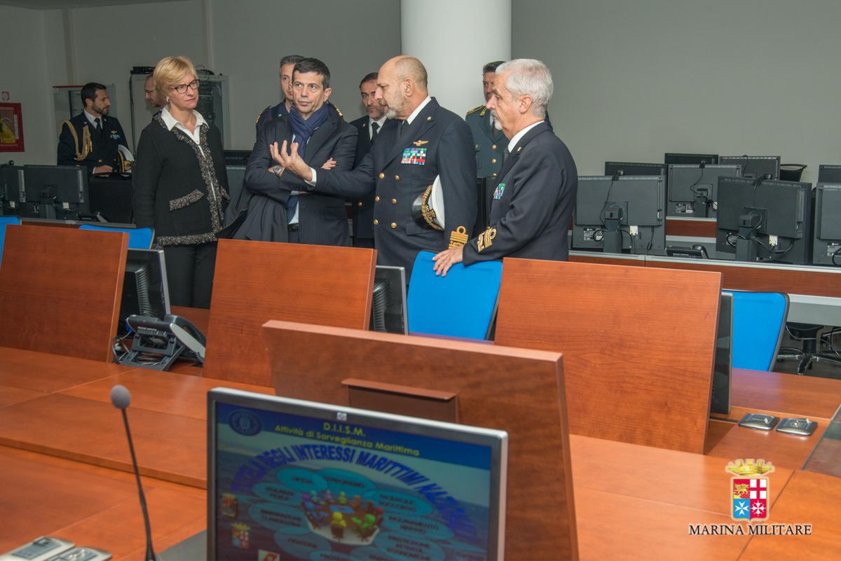 Il Ministro della Difesa alle sale operative di Marina e Aeronautica (Foto Marina Militare)