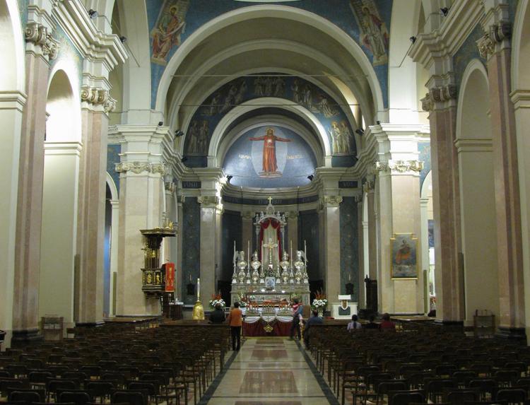 L'interno della chiesa di Villasanta dove il parroco ha tuonato contro Babbo Natale (Foto Wikipedia)
