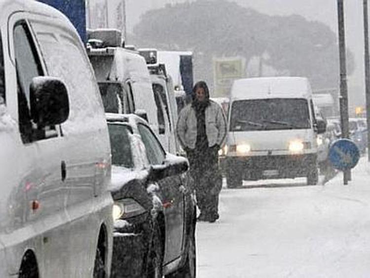 Francia: 15mila auto bloccate sotto la neve in Savoia