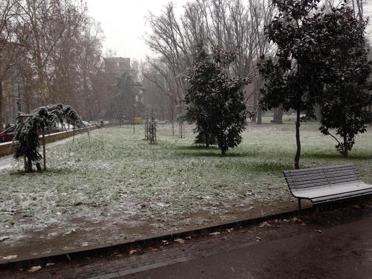 Prima neve stamani in piazza Martini, Milano.