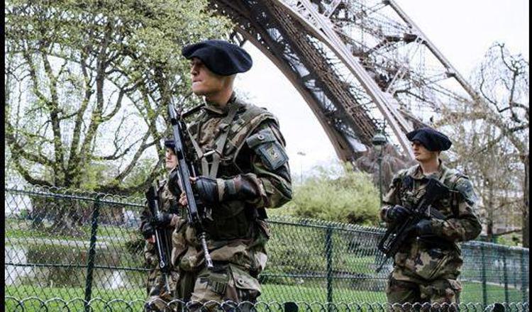 Militari francesi nelle strade di Parigi. (foto dal sito gouvernement.fr)