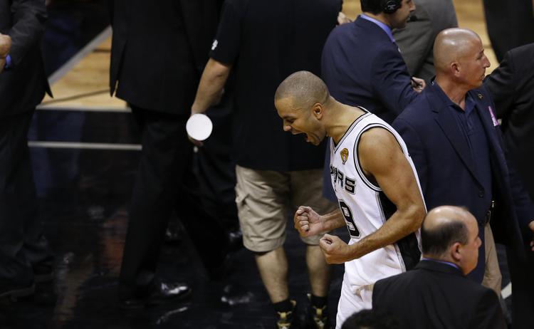 Tony Parker esulta dopo una vittoria degli Spurs. Infophoto - INFOPHOTO