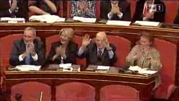 Concerto al Senato, Napolitano applaude il Coro delle Mani Bianche con la lingua dei segni /Video