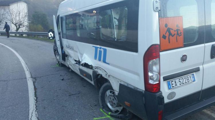 Reggio Emilia: trivella squarcia fiancata scuolabus, paura per 20 studenti