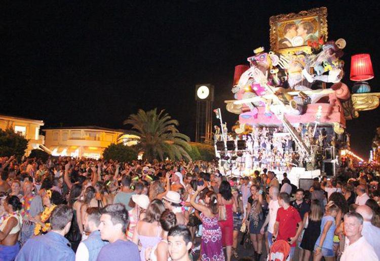 Carnevale: italiani pronti a festeggiare, +15% prenotazioni case in un anno