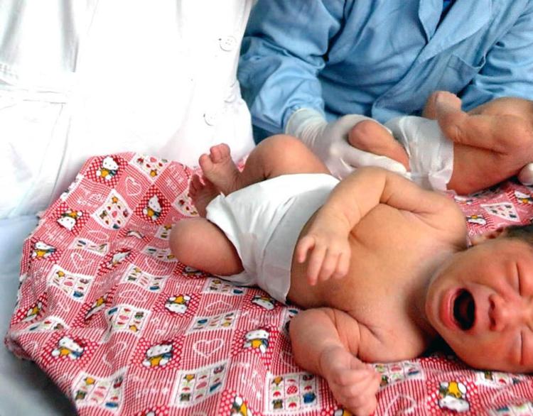 La 'presa magica' per calmare il bebè diventa virale su YouTube