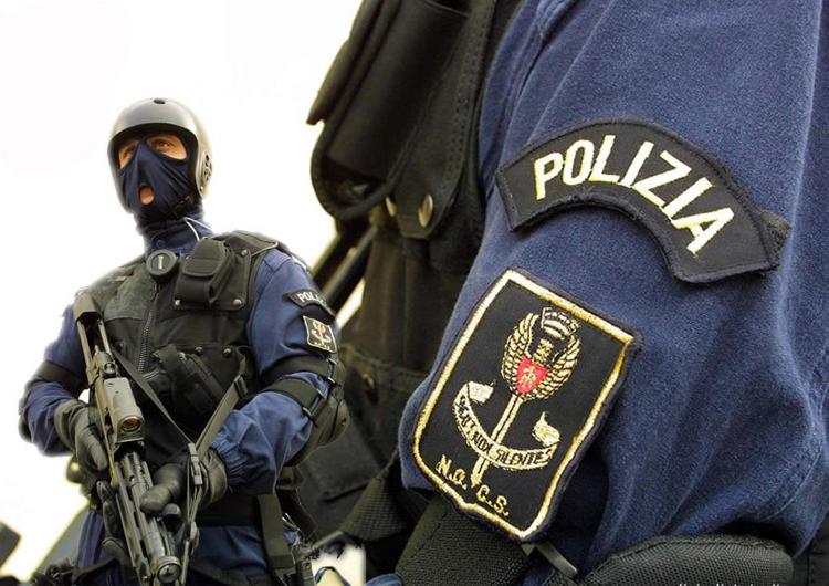 Terrorismo, foto col kalashnikov: arrestato albanese. Sparito medico italiano in Libia