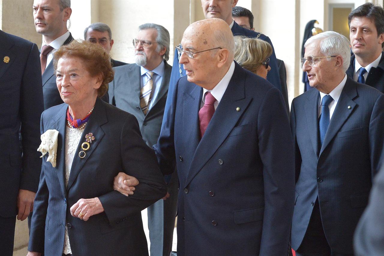 Napolitano e la moglie Clio lasciano il Quirinale (foto Quirinale)