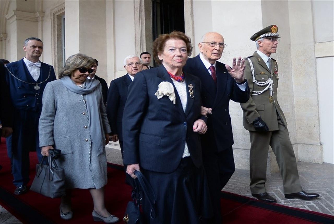 Napolitano e la moglie Clio lasciano il Quirinale (foto Quirinale)