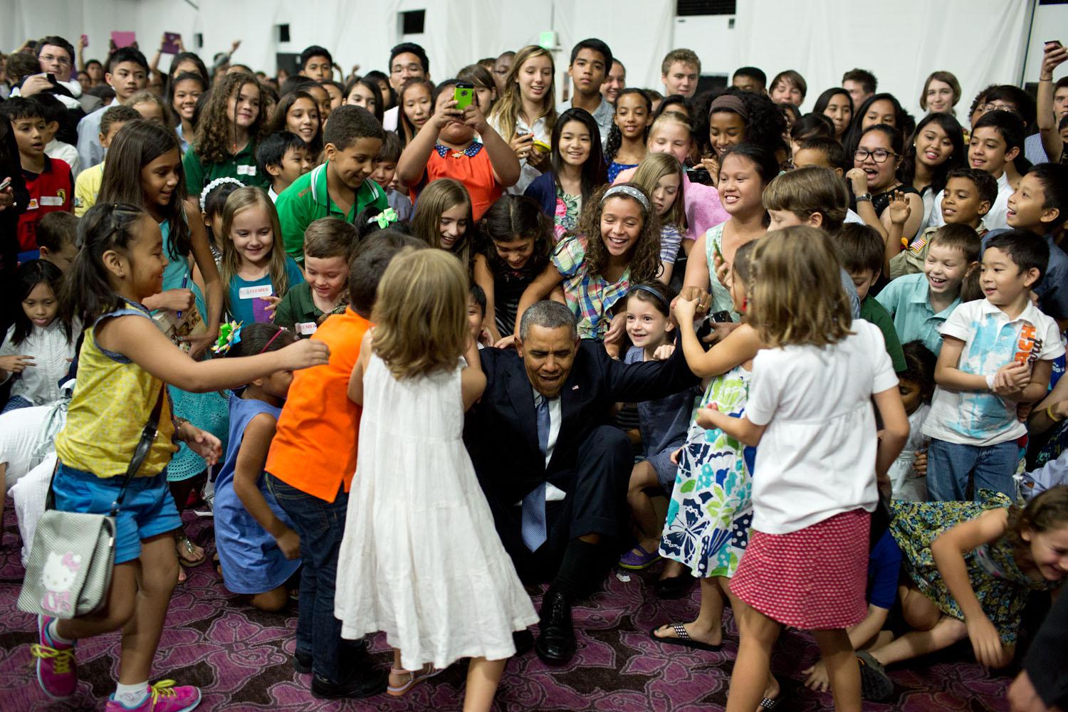 "Aiuto!". Obama sopraffatto dai bambini festanti  riuniti per una foto all'ambasciata americana di Manila il 28 aprile 2014.