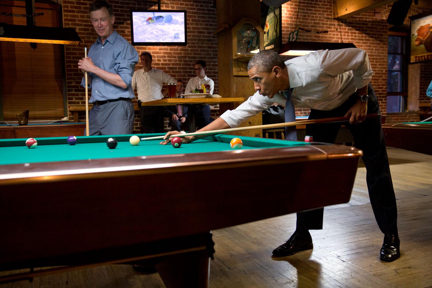 Obama sfida a biliardo il governatore del Colorado, John Hickenlooper l'8 luglio 2014 a Denver.    