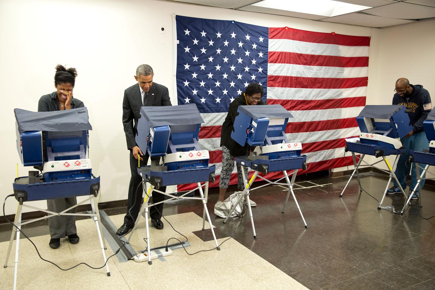 Obama vota in anticipo a Chicago per le elezioni di midterm, il 20 ottobre 2014. Un elettore scherza dicendo al presidente di non toccare la sua fidanzata. Lui risponde: "Non era nei miei progetti". 