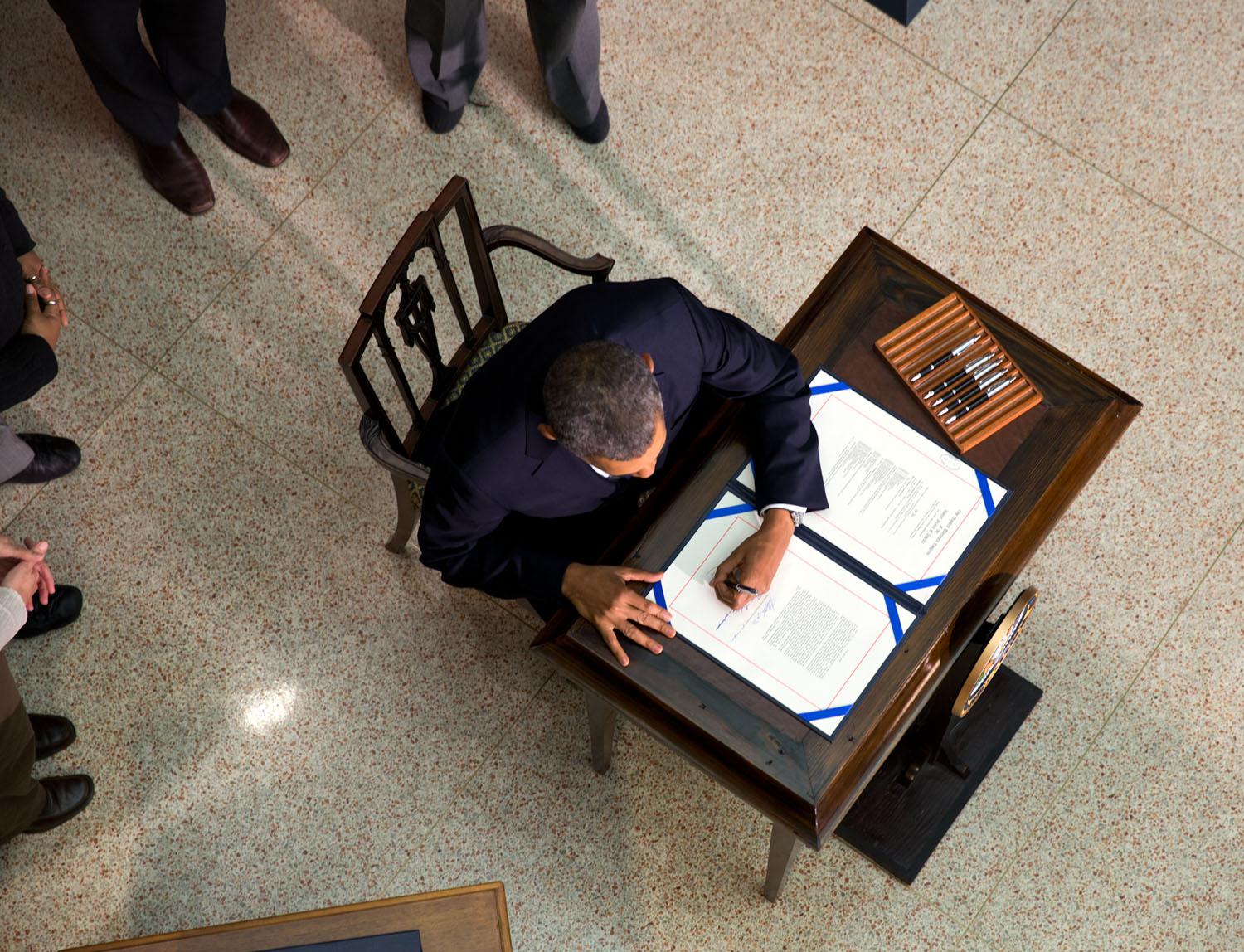 Obama firma una legge il 17 gennaio 2014. 