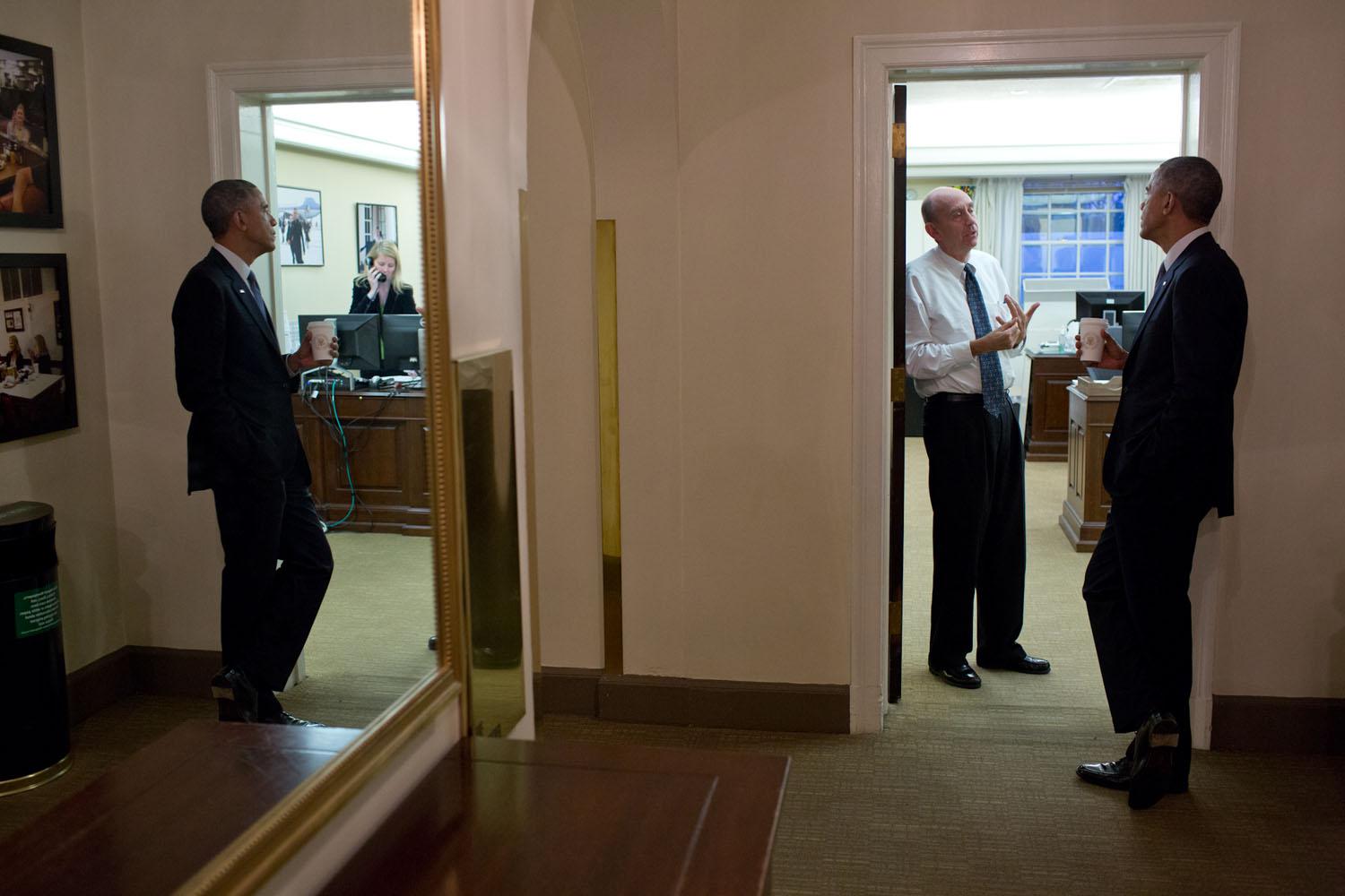 Obama riflesso nello specchio nella West Wing della Casa Bianca il 19 novembre 2014. 